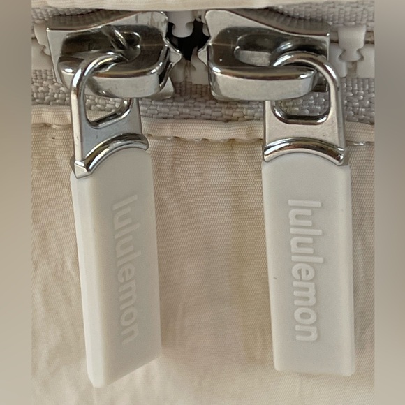 Lululemon Oval Top Access Kit Vol 3.5 L in White Opal - Picture 4 of 14